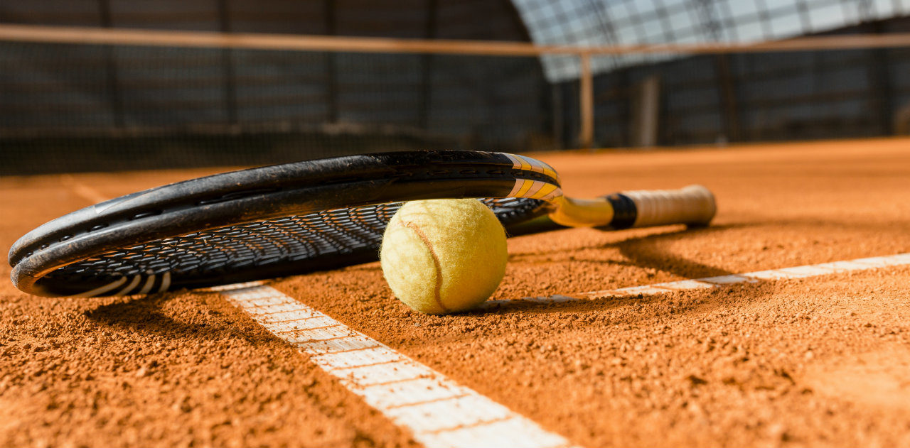 Campo da tennis in terra rossa o verde: quali differenze?